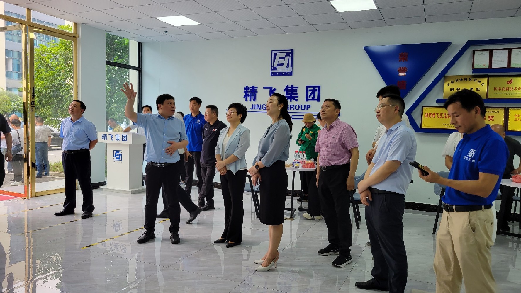 婁底市委常委、副市長(zhǎng)謝學(xué)龍率隊(duì)蒞臨精飛集團(tuán)調(diào)研數(shù)字化轉(zhuǎn)型